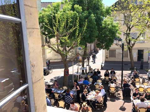 Une terrasse ensoleillée avec des arbres à l'abris de la circulation. Très prisée, pensez à réserver.