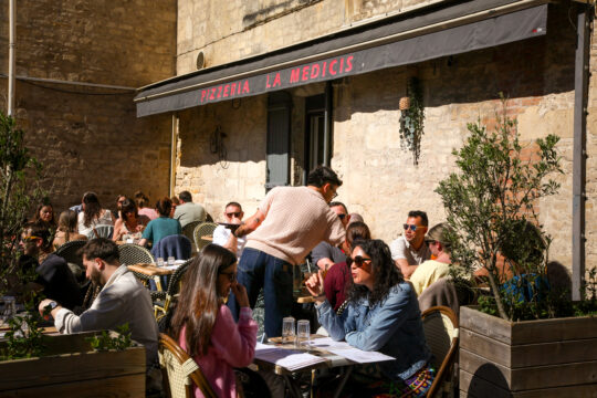 Une terrasse ensoleillée avec des arbres à l'abris de la circulation. Très prisée, pensez à réserver.